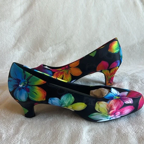 NWOT, 9 wide, Angel Flex Black Floral Closed , Round Toe Pumps Shoes. - Picture 4 of 14